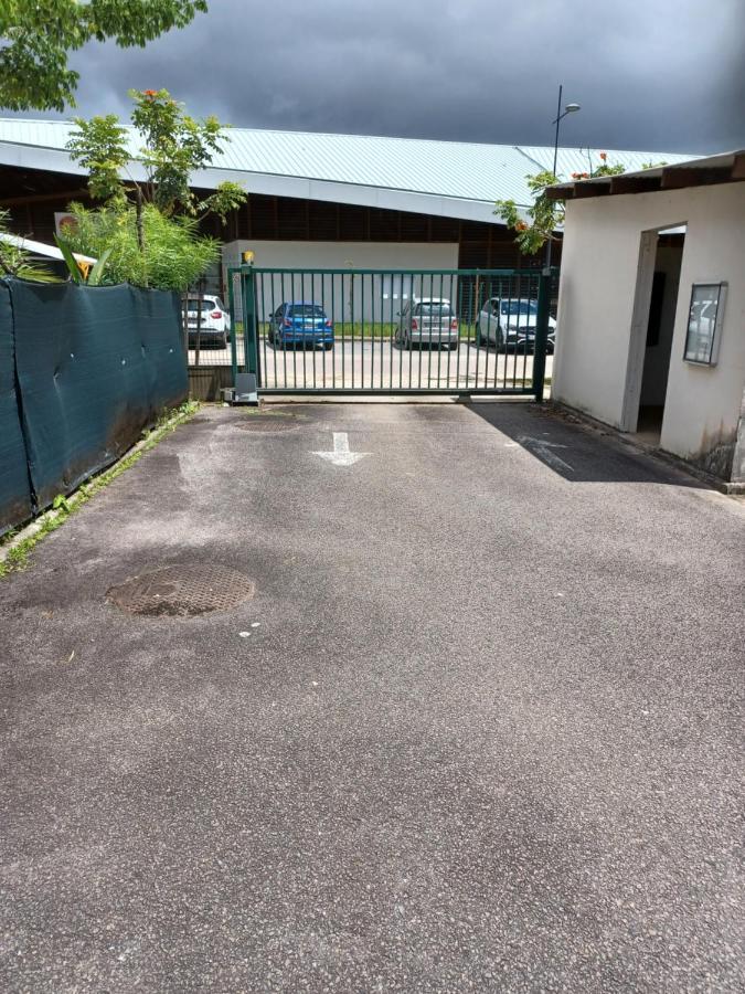 Hibiscus Standing- Appartement Cosy- 2 Chambres Climatisees- Cuisine Equipee- Wifi-Terrasse กาแยน ภายนอก รูปภาพ